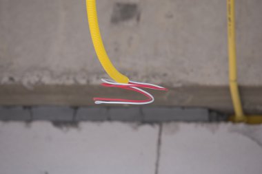 Elektrik kutuları ve kabloları concre üzerinde gömülü sarı Pvc boru