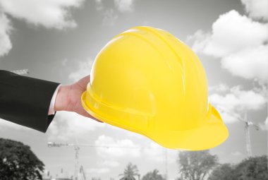 el inşaat vinç backgrou kask tutan mühendisi