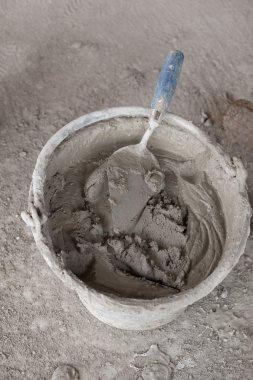 Mala ve kova ile harç inşaat sitesinde