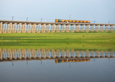 Demiryolu Köprüsü'nde su yansıması ile tren