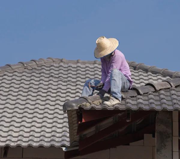 労働者住宅建築の屋根瓦をインストールします。 — ストック写真