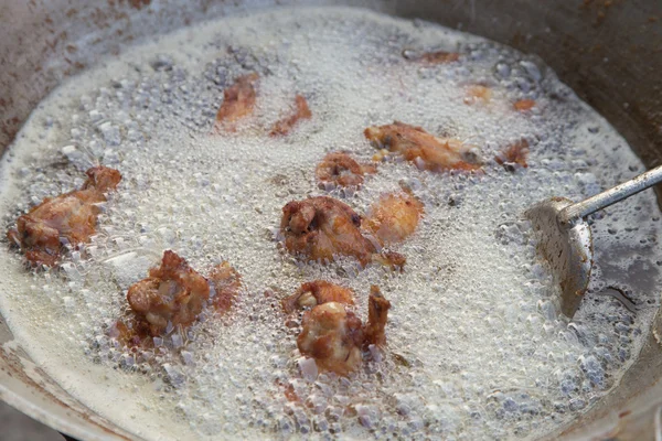 Kuře, fritování v oleji na pánvi — Stock fotografie
