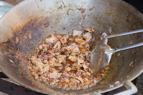 Frittura di carne di maiale in una pentola — Foto Stock