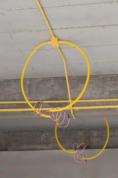 Tubos de PVC amarelo para caixas elétricas e fios enterrados no concre — Fotografia de Stock