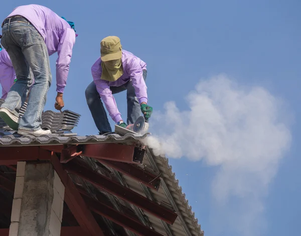 Trabajadores instalando tejas para la construcción de viviendas —  Fotos de Stock