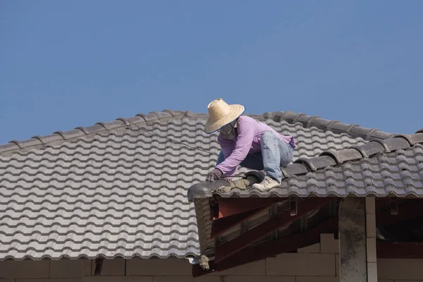 Travailleurs installant des tuiles de toit pour la construction de maisons — Photo