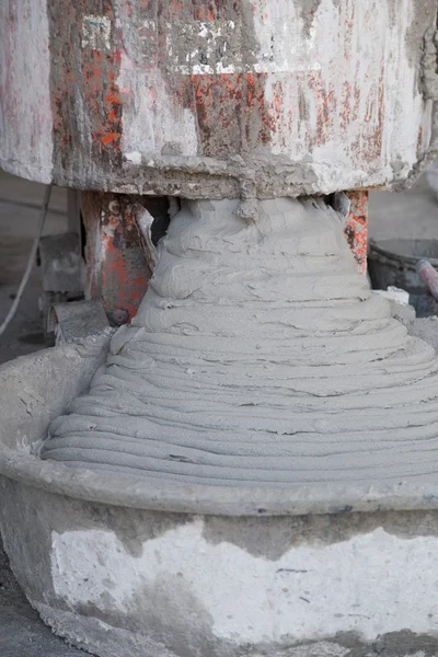 Coulée de ciment ou de mortier de la bétonnière au salver pour constru — Photo