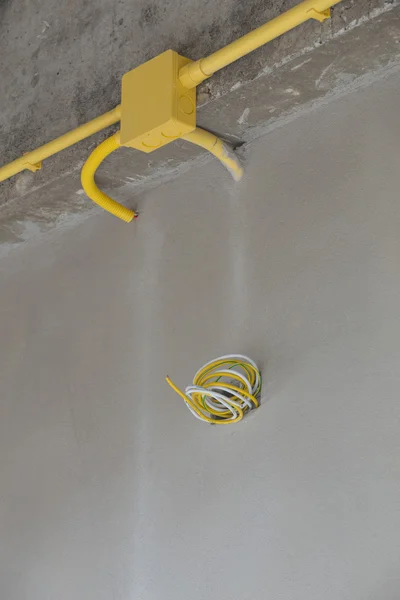 Tubi in PVC giallo per quadri elettrici e fili interrati su concre — Foto Stock