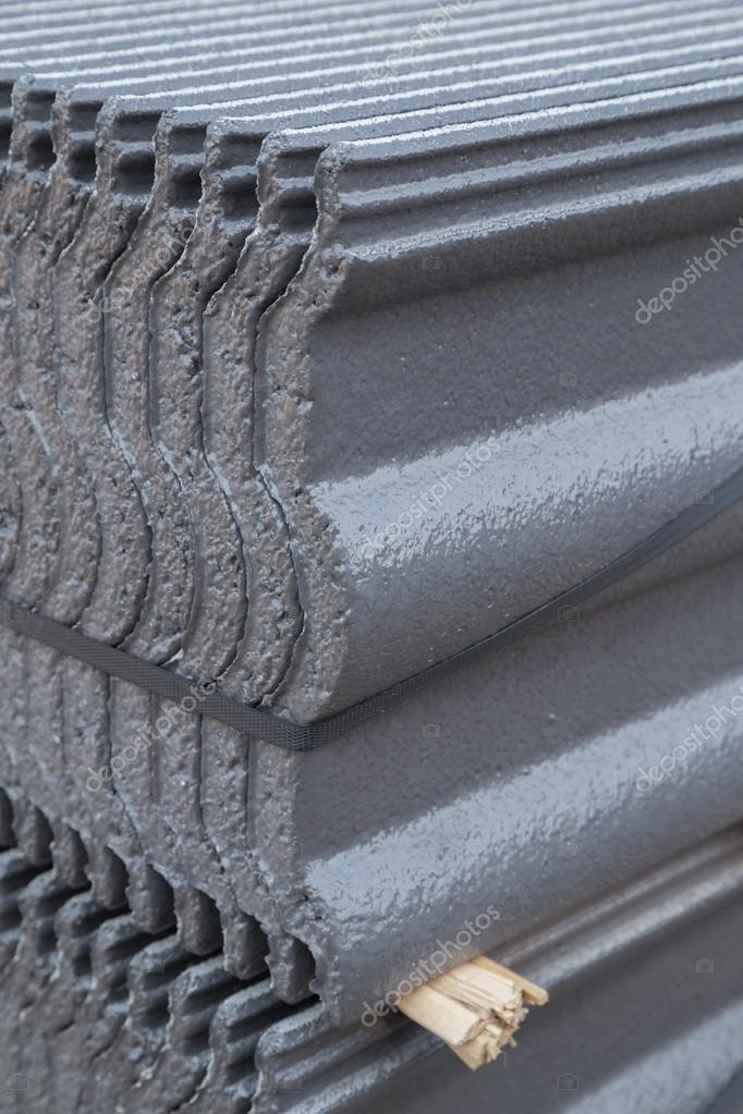 Stapel Betondachziegel (graue Farbe) auf der Baustelle