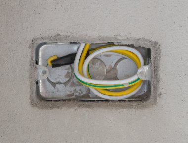 Elektrikli tel ile beton duvar