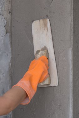 işçi yardıma beton duvar sıvama mala