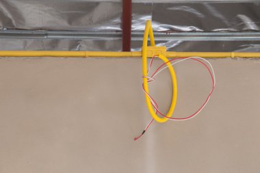 Elektrik kutuları ve kabloları concre üzerinde gömülü sarı Pvc boru