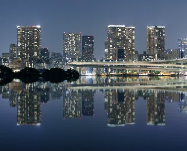 Odaiba, Tokyo cityscape su yansıması ile