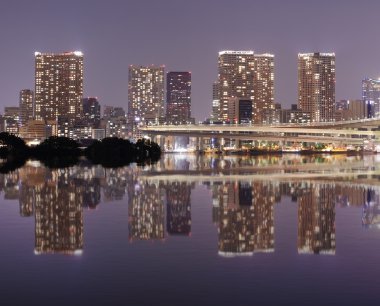 Odaiba, Tokyo cityscape su yansıması ile