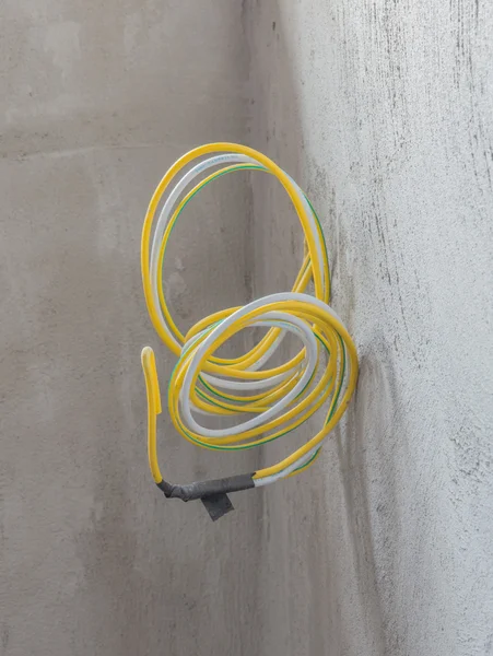 Electric wire with concrete wall — Stock Photo, Image