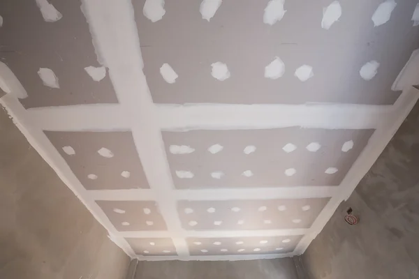 Gypsum board ceiling at construction site — Stock Photo, Image