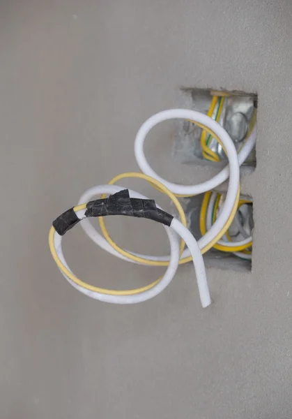 Elektrický drát s stěnové betonové — Stock fotografie
