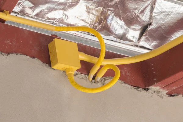 电器箱和电线埋在目前的黄色 Pvc 管材。 — 图库照片