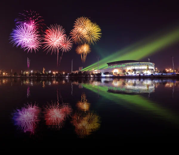 Hermoso fuegos artificiales sobre el estadio con reflejo de agua —  Fotos de Stock