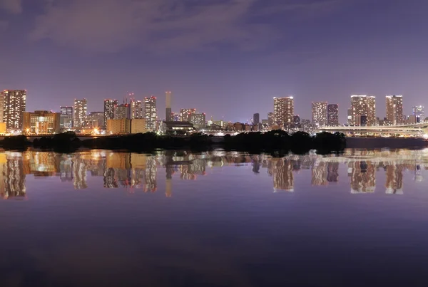 Odaiba, Tokyo cityscape with water reflection — Stock Photo, Image