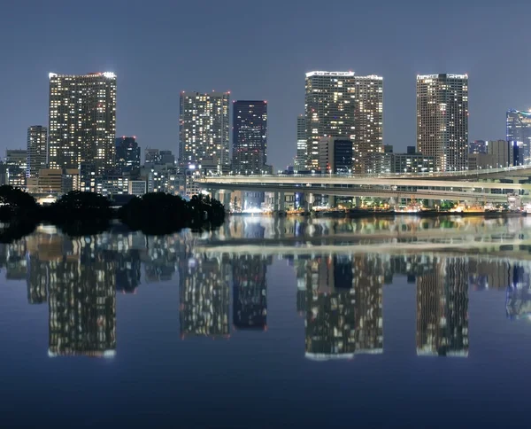 Odaiba, Tokyo Stadtbild mit Wasserspiegelung — Stockfoto