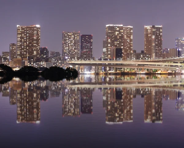 Odaiba, cidade de Tóquio com reflexão da água — Fotografia de Stock