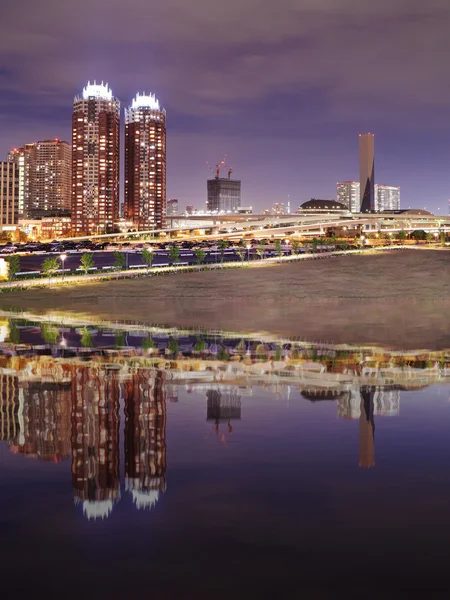 Cidade de Tóquio com reflexo de água à noite — Fotografia de Stock