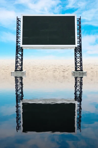 Grande placa de sinal vazia na areia com reflexão de água — Fotografia de Stock