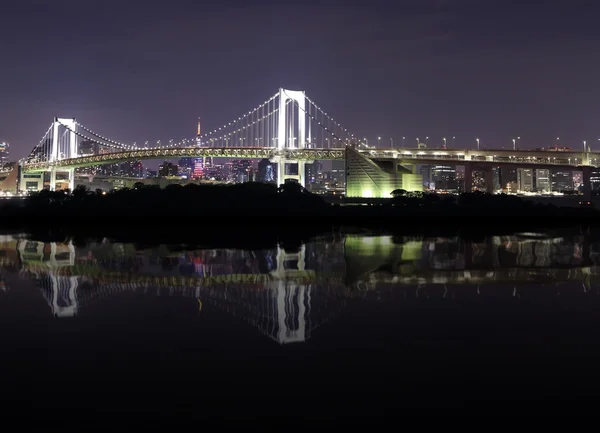 Tokyo Gökkuşağı Köprüsü geceleri su yansıması ile — Stok fotoğraf