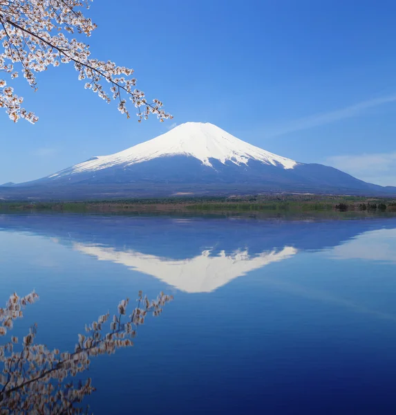 富士山中湖、日本で水の反射と — ストック写真