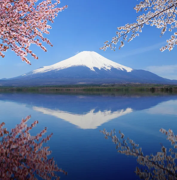 Mt.Fuji med vatten eftertanke vid sjön Yamanaka, Japan — Stockfoto