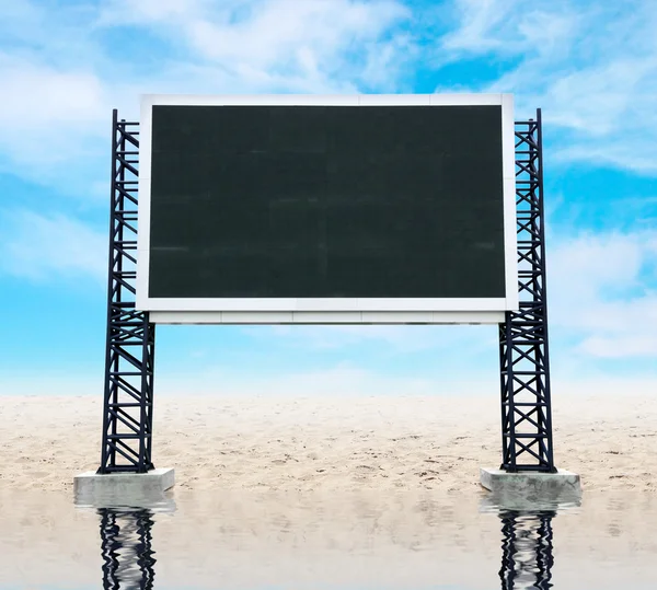 Grande placa de sinal vazia na areia com reflexão de água — Fotografia de Stock