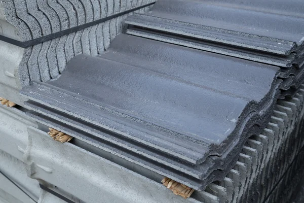 beton kiremit (gri renk) inşaat sahasında yığını