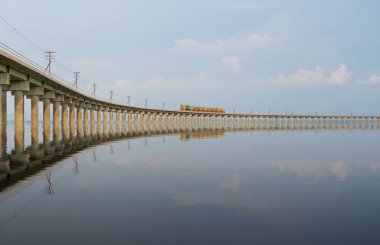 Demiryolu köprüsünde tren