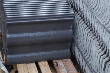 beton kiremit (gri renk) inşaat sahasında yığını