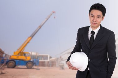 kask inşaat vinç arka plan ile tutan mühendisi