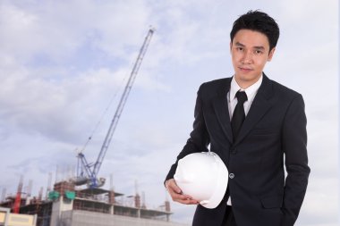 kask inşaat vinç arka plan ile tutan mühendisi