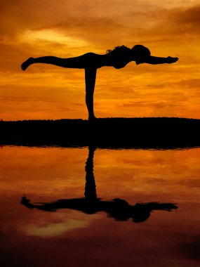 Su yansıması ile güzel bir Yoga kadın silüeti