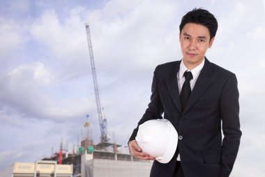 kask inşaat vinç arka plan ile tutan mühendisi