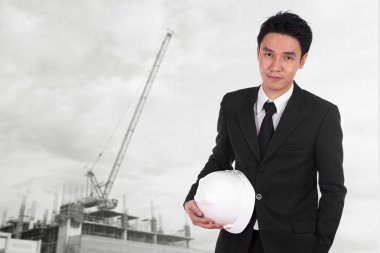 kask inşaat vinç arka plan ile tutan mühendisi