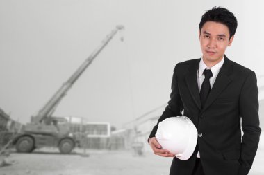 kask inşaat vinç arka plan ile tutan mühendisi