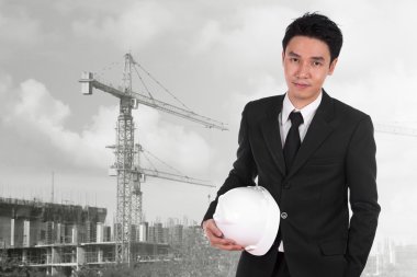 kask inşaat vinç arka plan ile tutan mühendisi