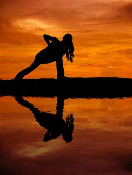 Silueta de una hermosa mujer Yoga con reflejo de agua — Foto de Stock