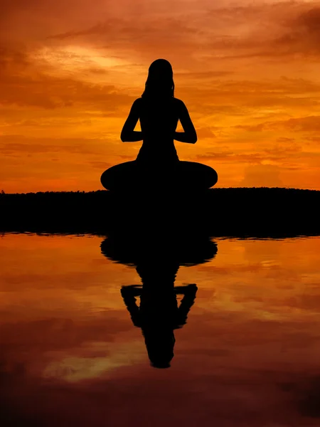 Silhouette einer schönen Yoga-Frau mit Wasserreflexion — Stockfoto