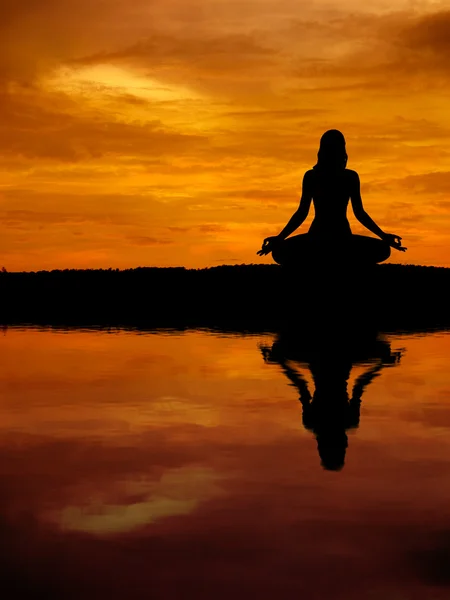 Silhouette of a beautiful Yoga woman with water reflection — Stock Photo, Image