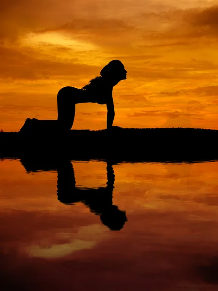 Silhuetten av en vacker Yoga kvinna med vatten eftertanke — Stockfoto
