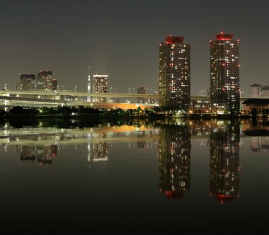 Odaiba, Tokyo cityscape su yansıması ile