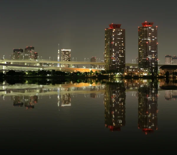 Odaiba, cidade de Tóquio com reflexão da água — Fotografia de Stock
