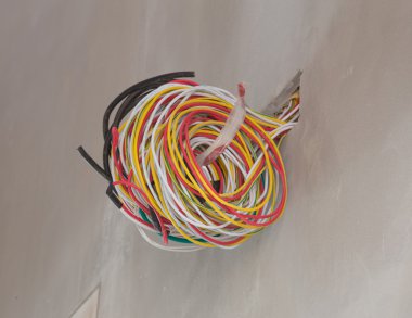 Elektrikli tel ile beton duvar