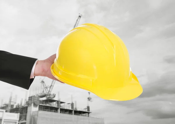 Hand van ingenieur helm met bouw kraan CHTERGRO houden — Stockfoto